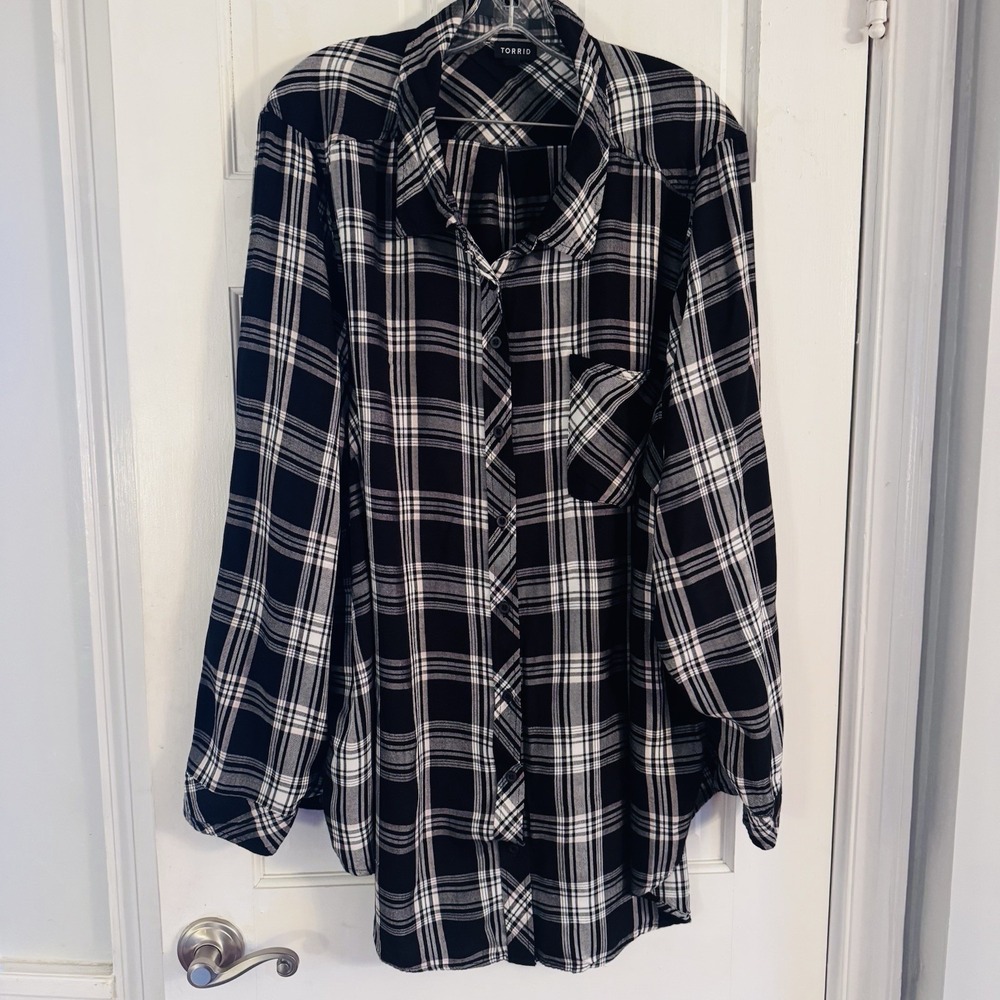 Torrid Plus Size 5 Plaid Button Up Shirt Black White Long‎ Sleeve Rayon